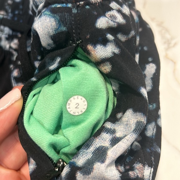 Lululemon reversible short - Picture 4 of 5